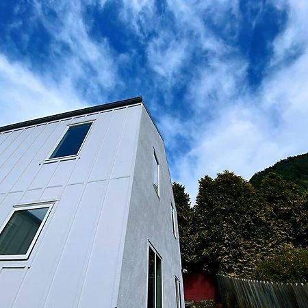 Hideaway Rima - In The Cbd Apartment Queenstown Bagian luar foto